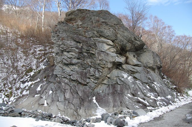 マチガ沢と国道291号線出合付近の通称マムシ岩